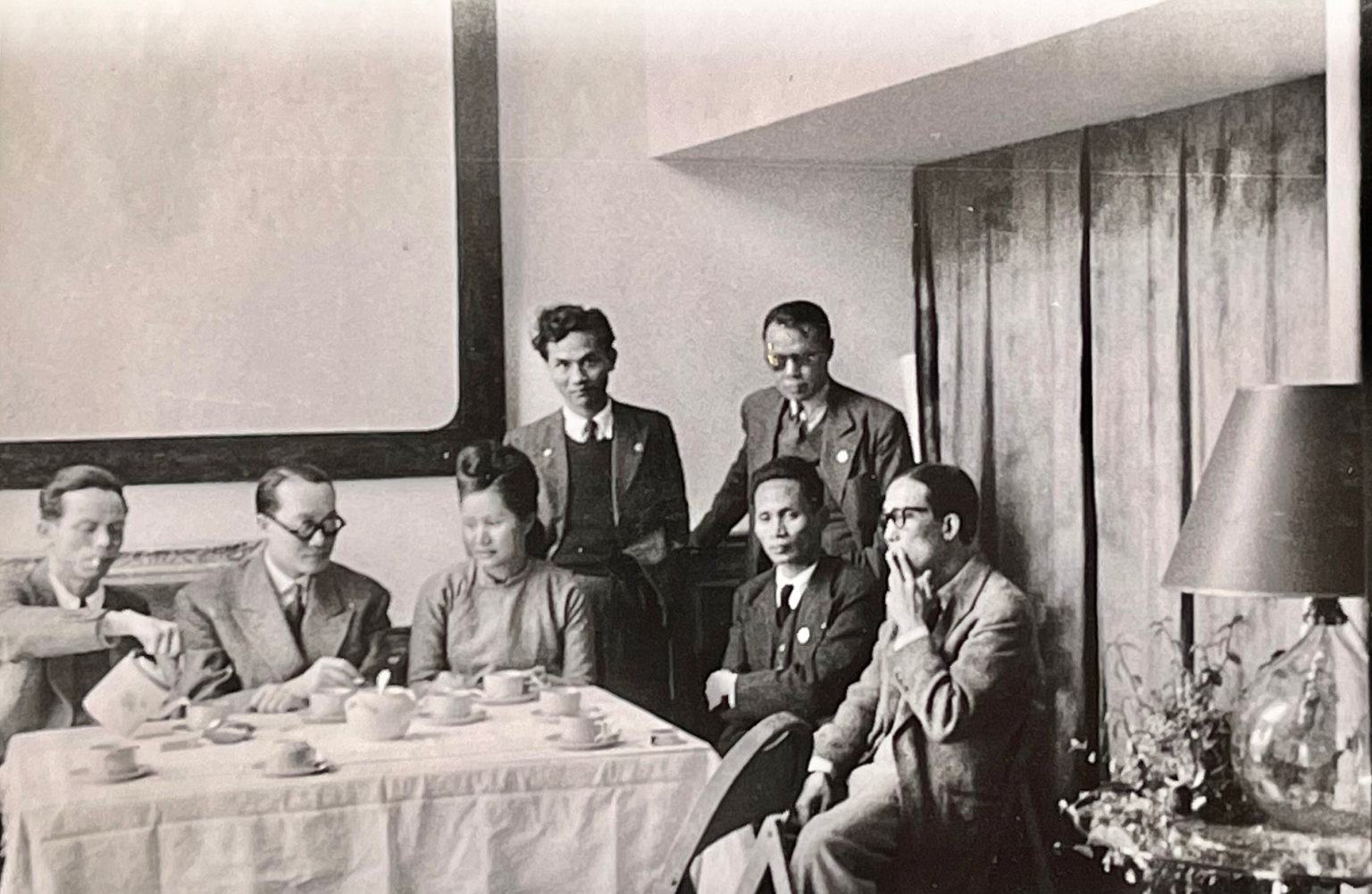 Vu Cao Dam, friend of artist, Le Thi Luu, friend of artist, Pham
Van Dong (seated), Le Pho (standing), Mai Trung Thu (left to right) Paris 1946