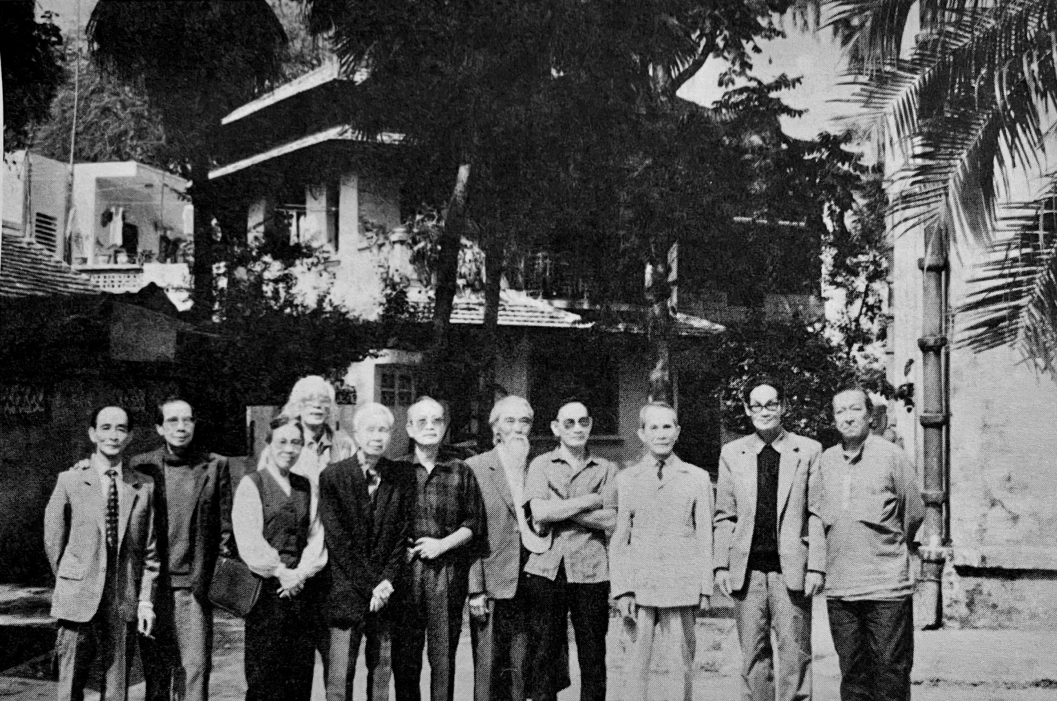 Painters. former students at the Fine Arts College of Indochina (from left to right): Phan Ke An, Nguyen Trong Hop, Nguyen Thi Kim, Pham Van Don, Nguyen Van Binh Ta Thuc Binh, Huynh Van Thuan, Le Thanh Duc, Luong Xuan Nhi, Nguyen Quang Phong, Mai Van Hien at the Hanoi Fine Ants College in 1993