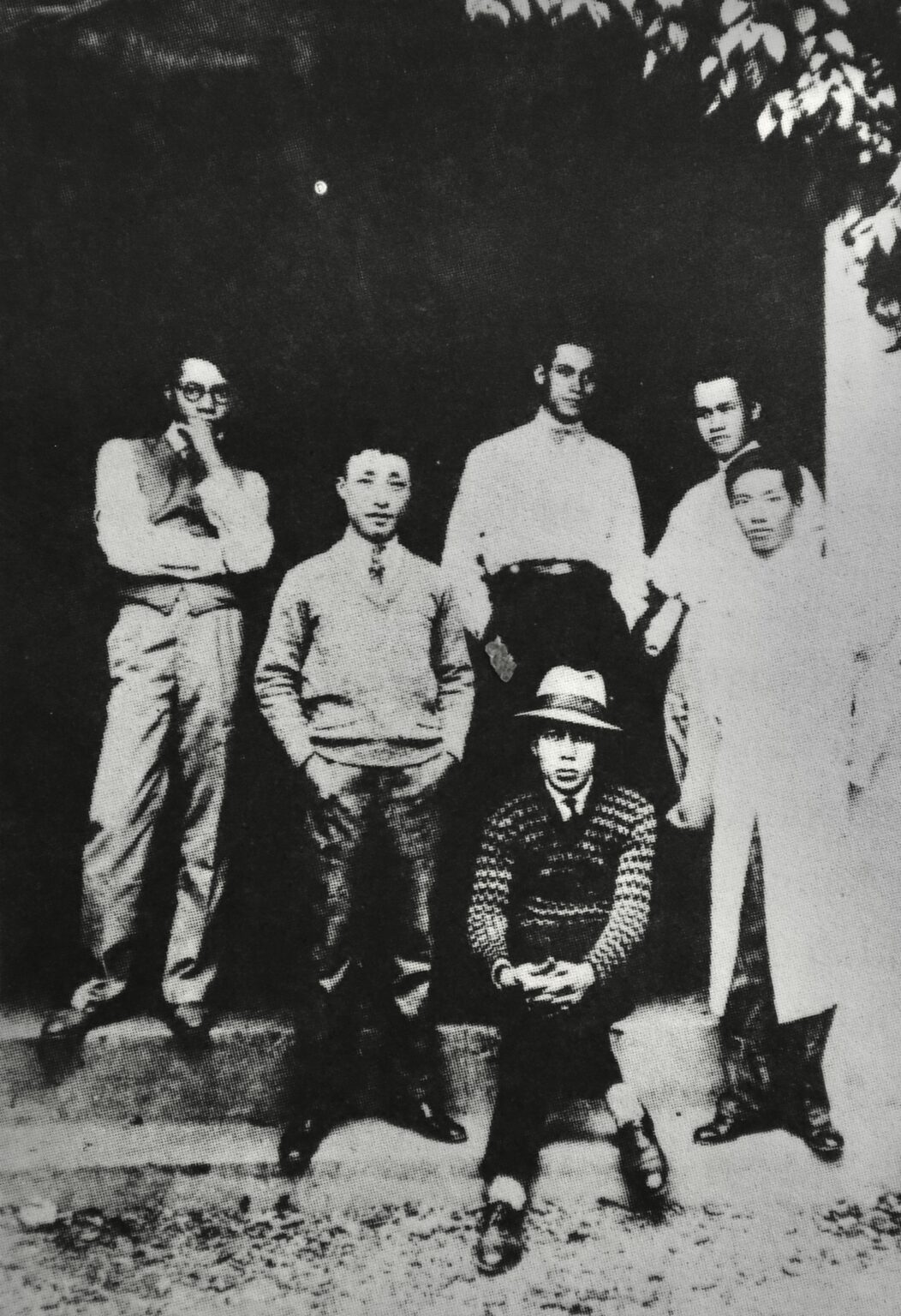 Some first students of the École des Beaux-Arts de l'Indochine (The Fine Arts College of Indochina).
From left to right: Le Pho, Tran Quang Tran, Georges Khanh,
Le Van De, To Ngoc Van and Mai Trung Thu (seated)