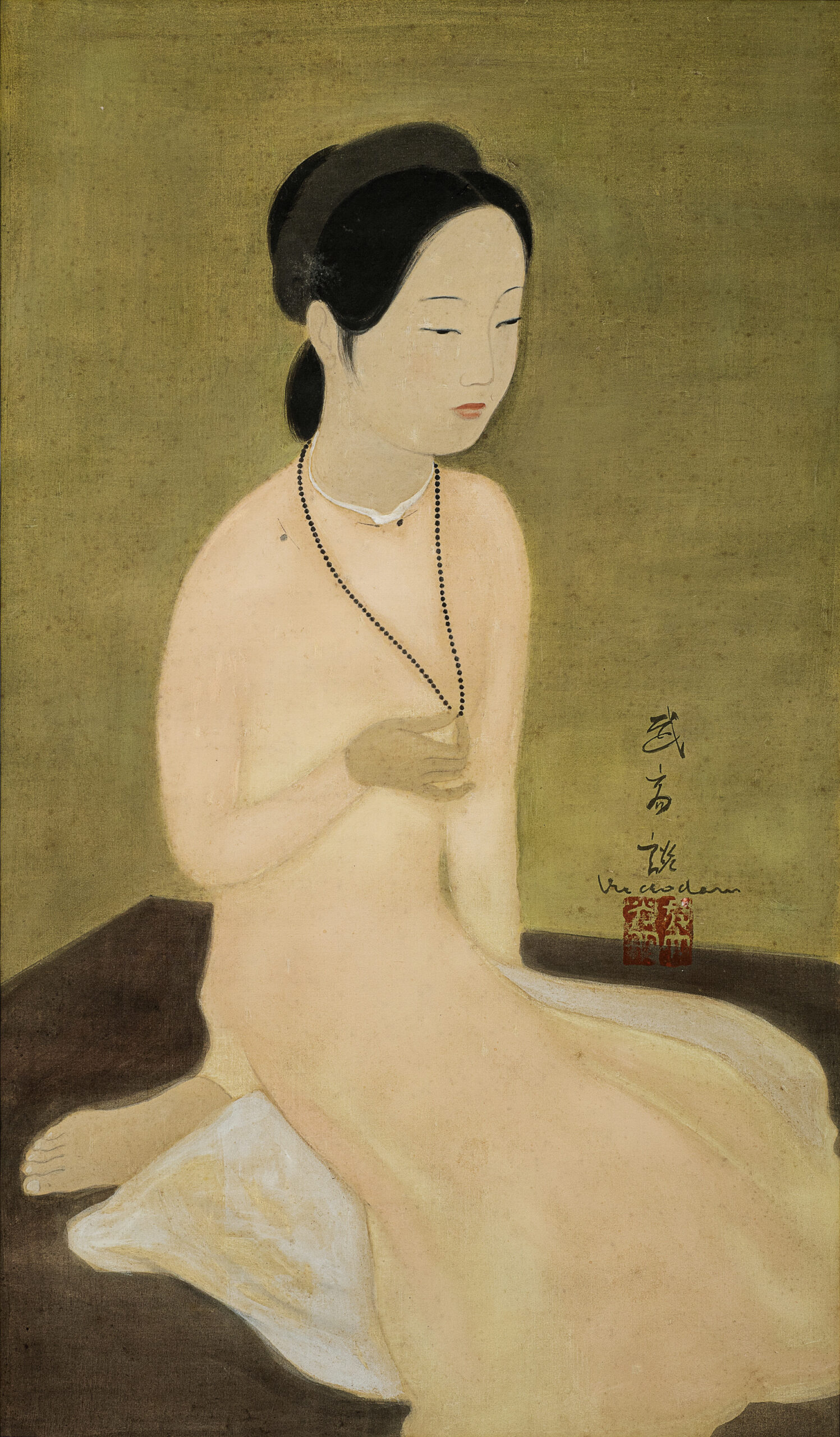 VU CAO DAM (1908-2000)
Jeune femme agenouillée tenant son collier (Young Woman Kneeling and Holding her Necklace)
signed in Chinese and signed again 'vu cao dam' (middle right)
ink and gouache on silk
70.5 x 41.2 cm. (27 3⁄4 x 16 1⁄4 in.)
Painted circa 1939
one seal of the artist
PROVENANCE
Private collection, France
S.A.R.L Montargis Enchères, 26 January 2014, lot 142
Acquired at the above sale by the present owner
EXHIBITED
Hong Kong, LGDR & Wei, Scenes Of This World: Modern Paintings From Singapore and Vietnam, January-March 2023.